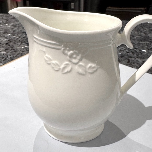 ✨ Stunning Vintage Villeroy & Boch White Bone China Pitcher – Embossed Floral”✨ - Picture 2 of 13